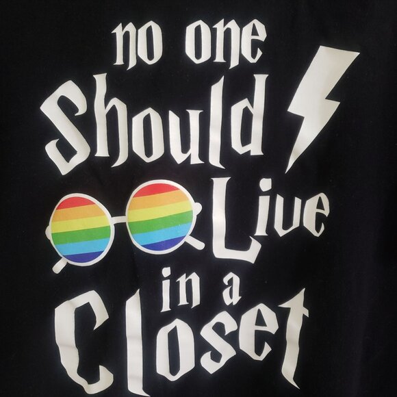 No One Should Live in a Closet T-Shirt Black w/Rainbow LGBTQ+ Size M - Picture 2 of 4